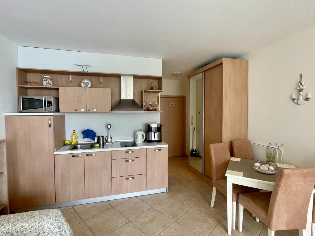 Kuchyň nebo kuchyňský kout v ubytování PSB Apartments in Midia Resort Aheloy