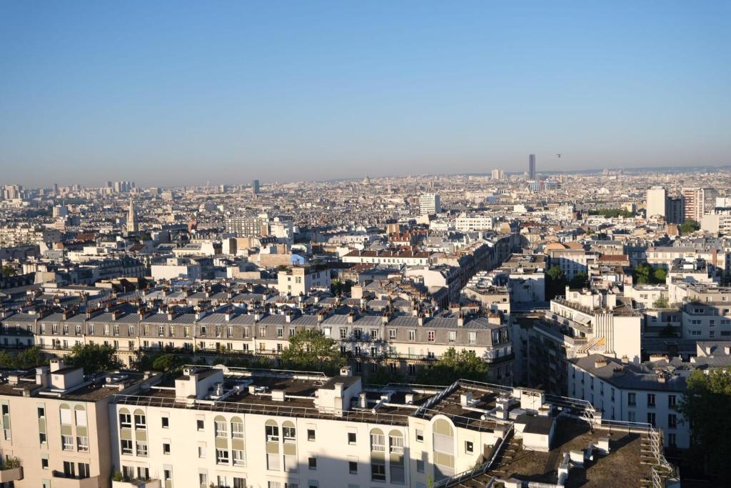 une vue aérienne d'une ville avec des bâtiments dans l'établissement Spacious apartment near Belleville, à Paris