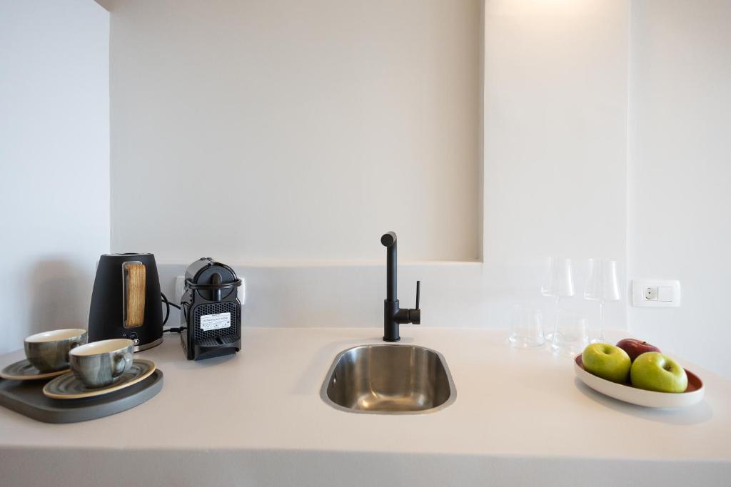 Příslušenství pro přípravu čaje a kávy v ubytování Niabelon Suites