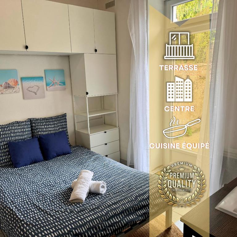 une chambre avec un lit avec des draps bleus et blancs dans l'établissement Nid Bleu - Central - Wifi - Équipé, à Dax