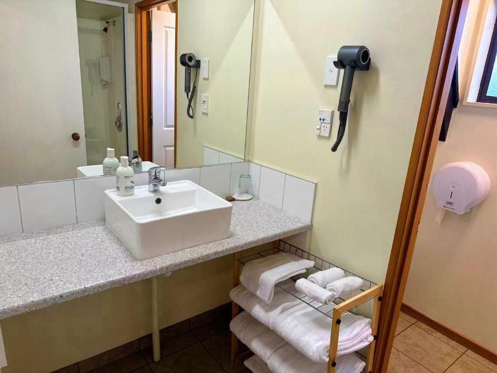 Castles Motel & Driftwood Motel - Resim 42