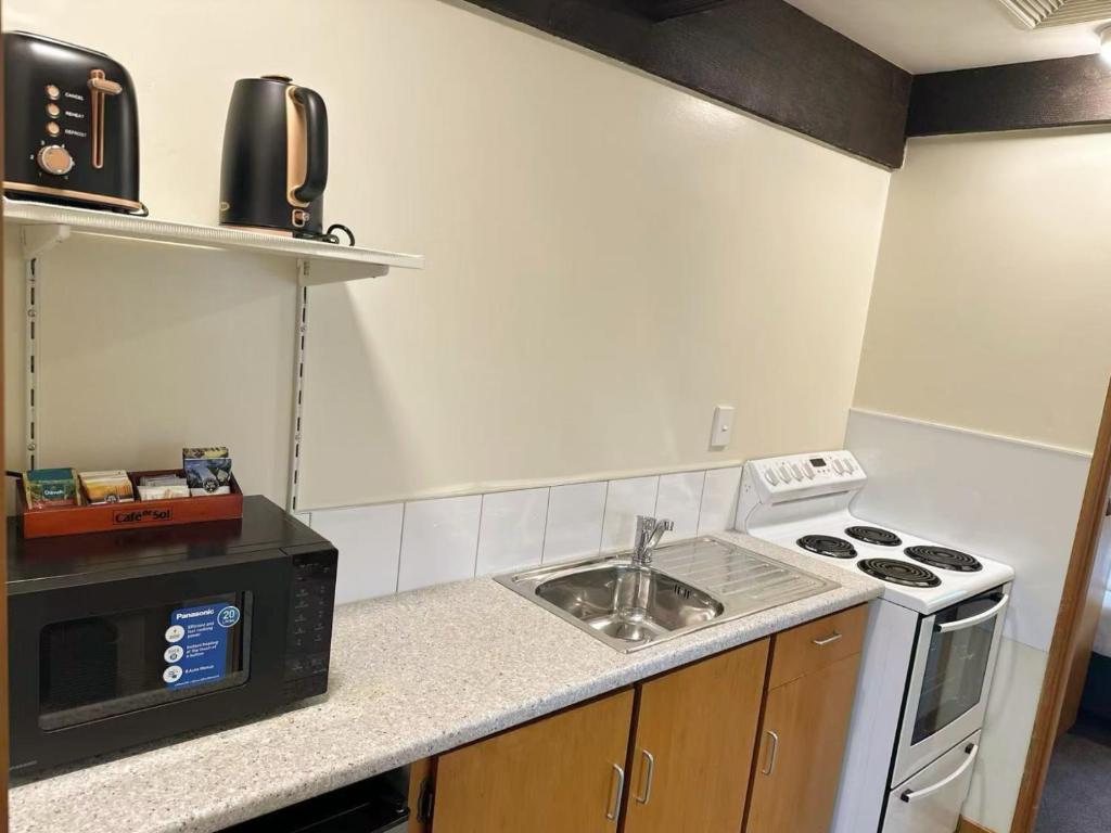 Castles Motel & Driftwood Motel - Resim 41