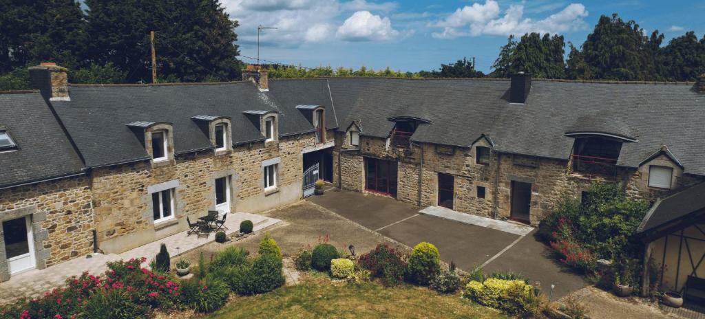une vue aérienne d'un bâtiment avec une cour dans l'établissement Domaine La Ville Suzanne, à La Celle-sous-Gouzon