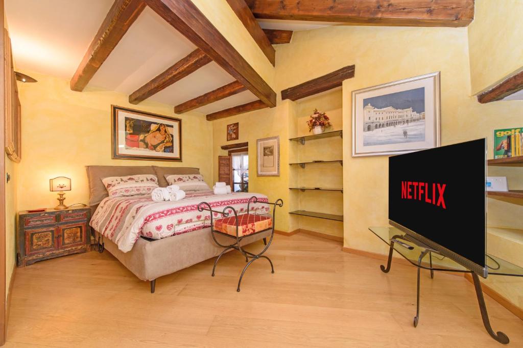 Postel nebo postele na pokoji v ubytování Joile Maison - In the heart of Aosta