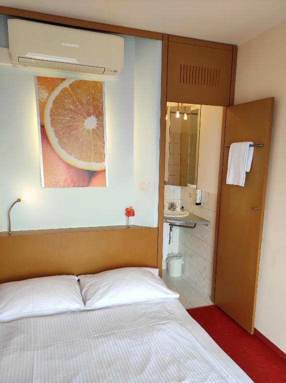 Postel nebo postele na pokoji v ubytování Orange Wings Wiener Neustadt