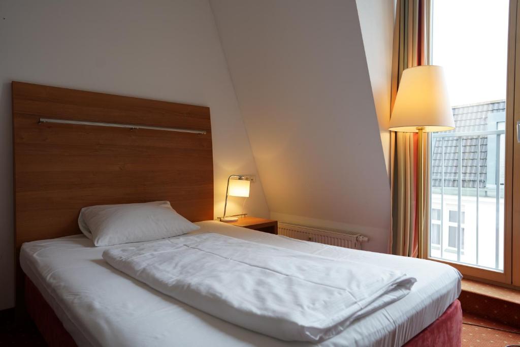 Postel nebo postele na pokoji v ubytování Hotel Ambert