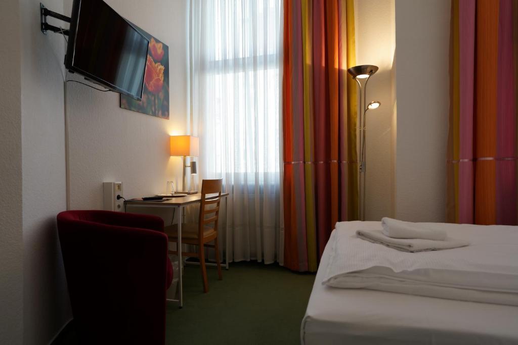 Postel nebo postele na pokoji v ubytování Hotel Ambert