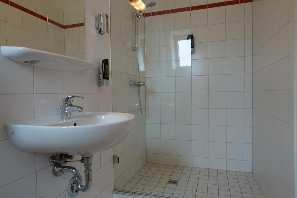 Koupelna v ubytování Hotel Ambert
