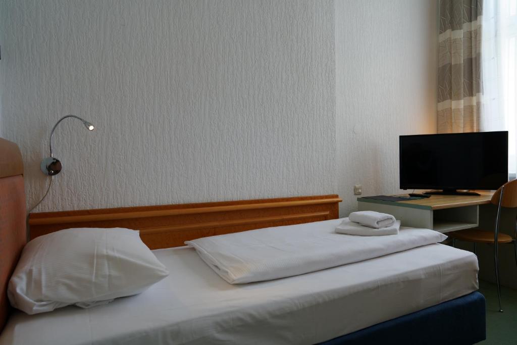 Postel nebo postele na pokoji v ubytování Hotel Ambert