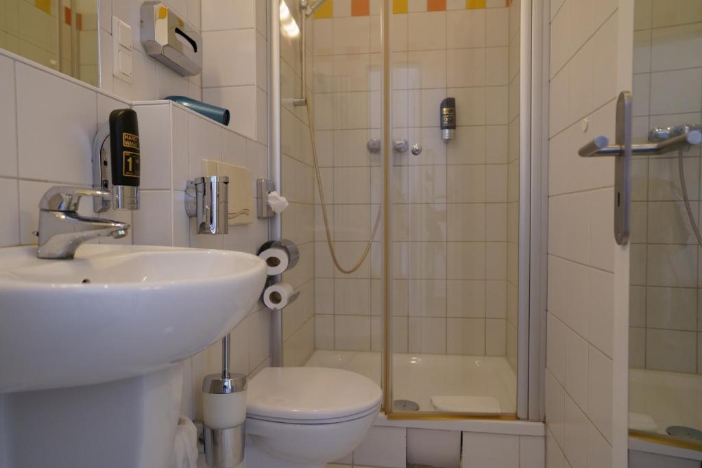 Koupelna v ubytování Hotel Ambert