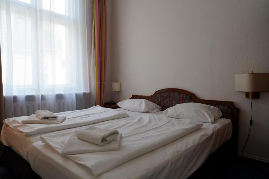 Postel nebo postele na pokoji v ubytování Hotel Ambert