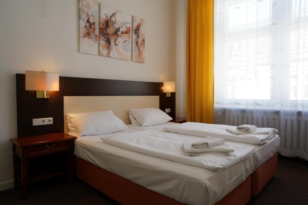 Postel nebo postele na pokoji v ubytování Hotel Ambert