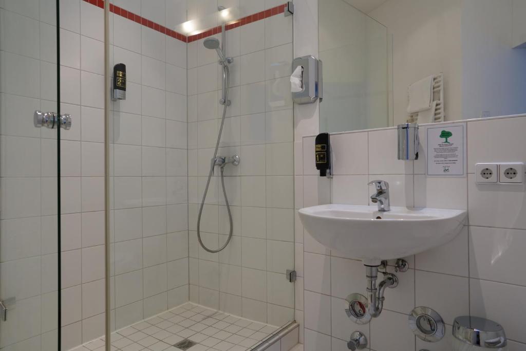 Koupelna v ubytování Hotel Ambert