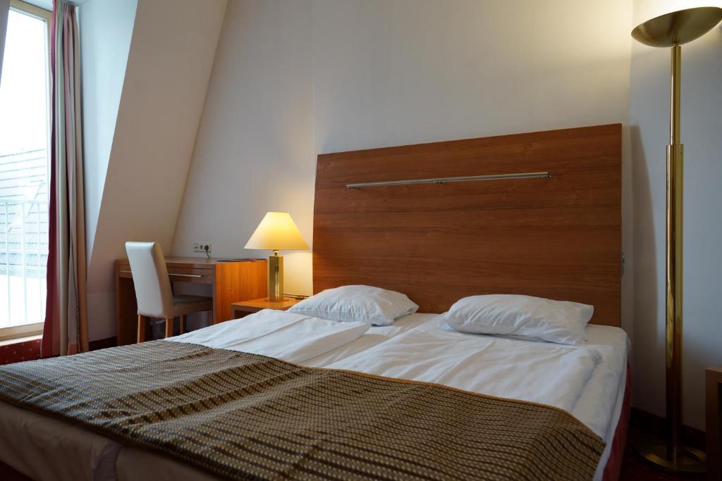Postel nebo postele na pokoji v ubytování Hotel Ambert