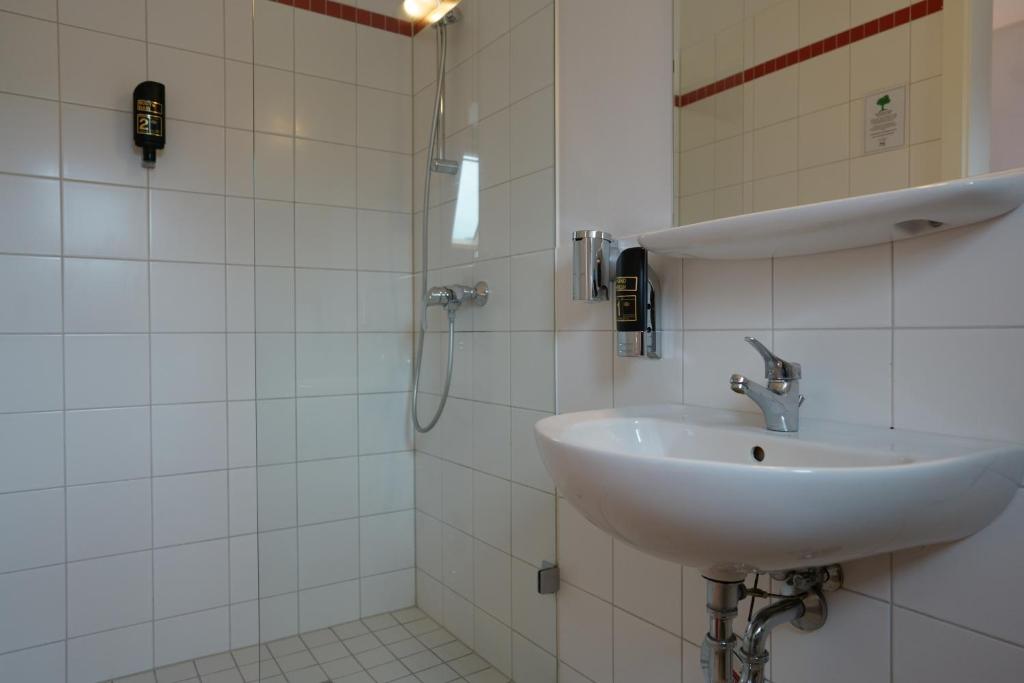 Koupelna v ubytování Hotel Ambert