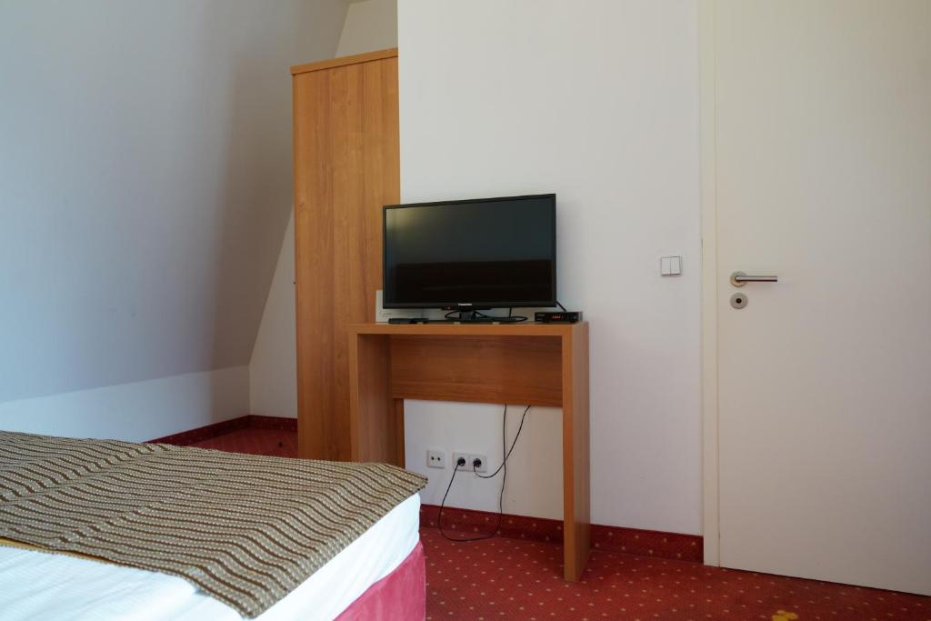 TV a/nebo společenská místnost v ubytování Hotel Ambert
