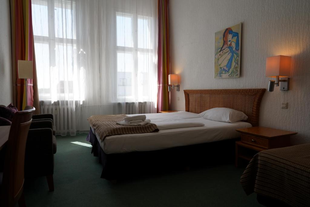 Postel nebo postele na pokoji v ubytování Hotel Ambert