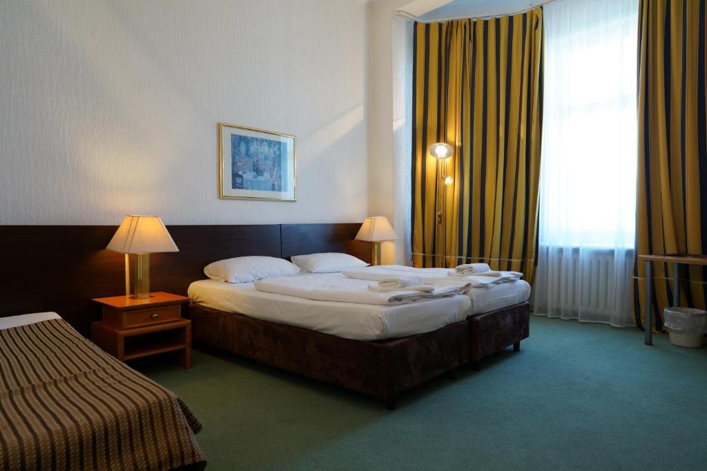 Postel nebo postele na pokoji v ubytování Hotel Ambert