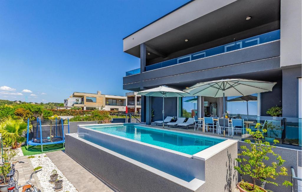 Πισίνα στο ή κοντά στο Cozy Home In Medulin With Sauna