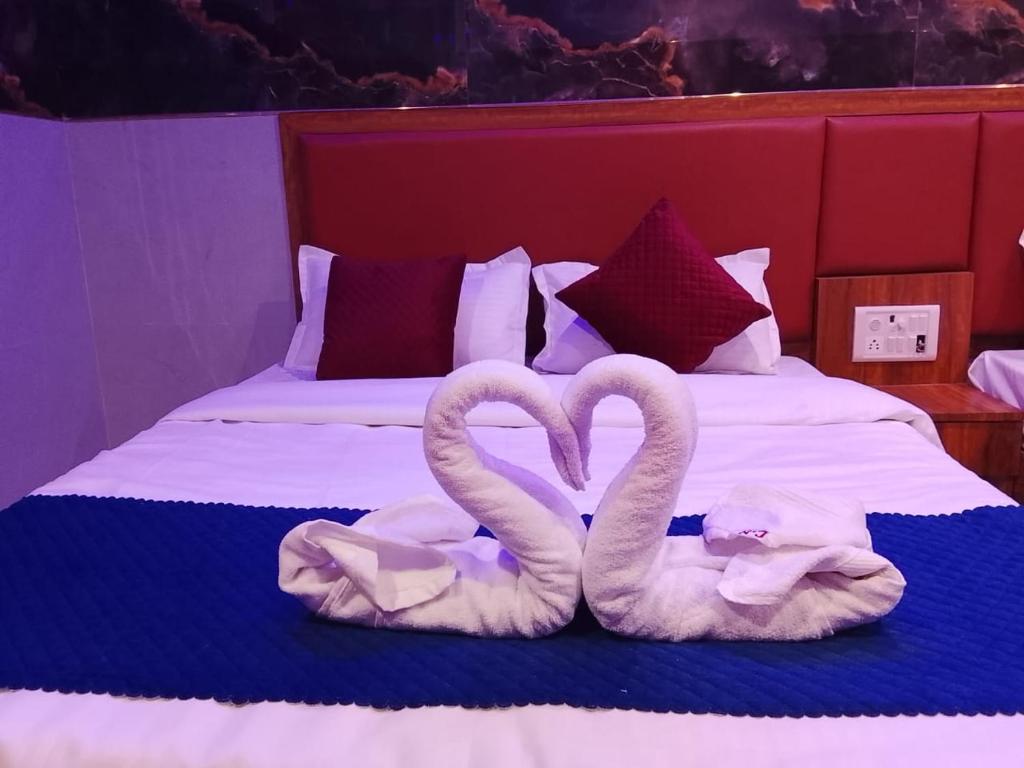 Postel nebo postele na pokoji v ubytování Hotel Chirag Next