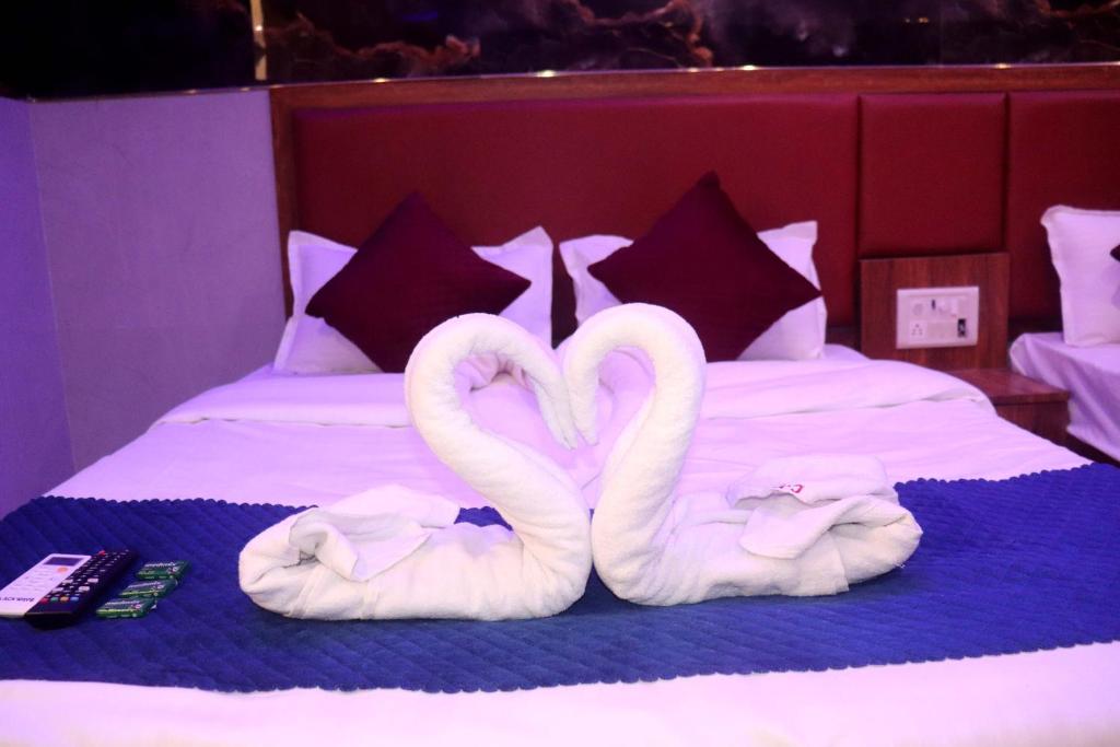 Postel nebo postele na pokoji v ubytování Hotel Chirag Next