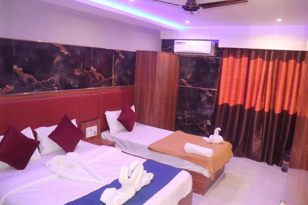 Postel nebo postele na pokoji v ubytování Hotel Chirag Next