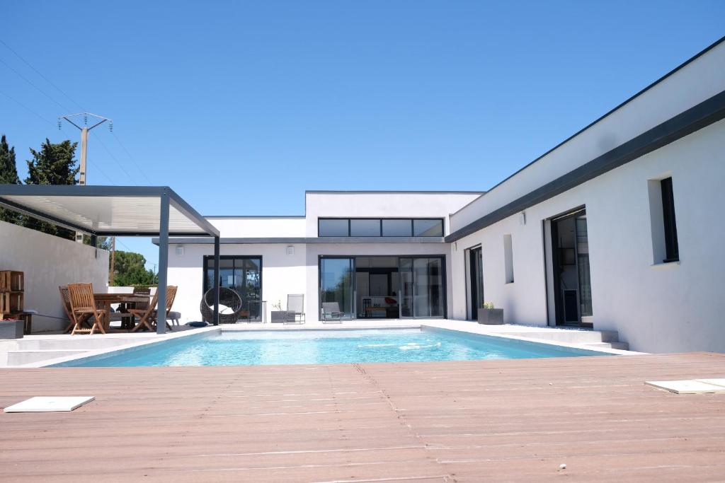 Photo de la galerie de l'établissement LS6-408 ERNO Villa contemporaine avec piscine privée 8 couchages à Chateauneuf de Gadagne - Proche d’Avignon, à Châteauneuf-de-Gadagne