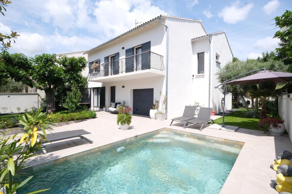 une villa avec piscine et une maison dans l'établissement LS7-429 - SUASSO Jolie villa avec piscine privée en centre ville de Salon de Provence 4 personnes, à Salon-de-Provence