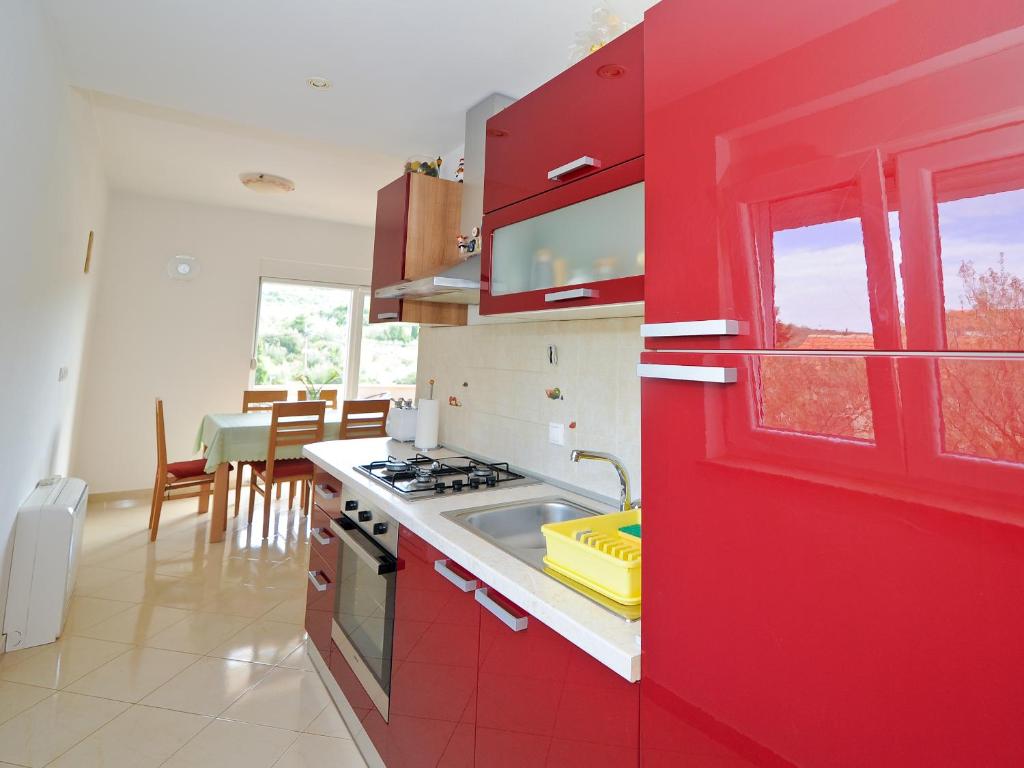 Kuchnia lub aneks kuchenny w obiekcie Apartments Vidov by the beach