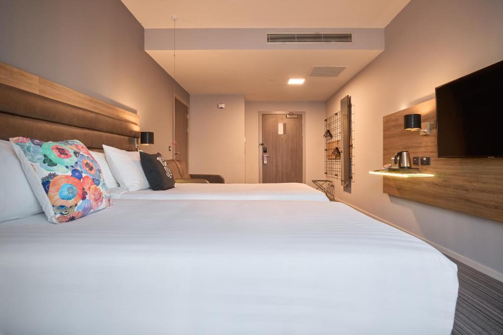Una cama o camas en una habitación de Moxy Dublin City