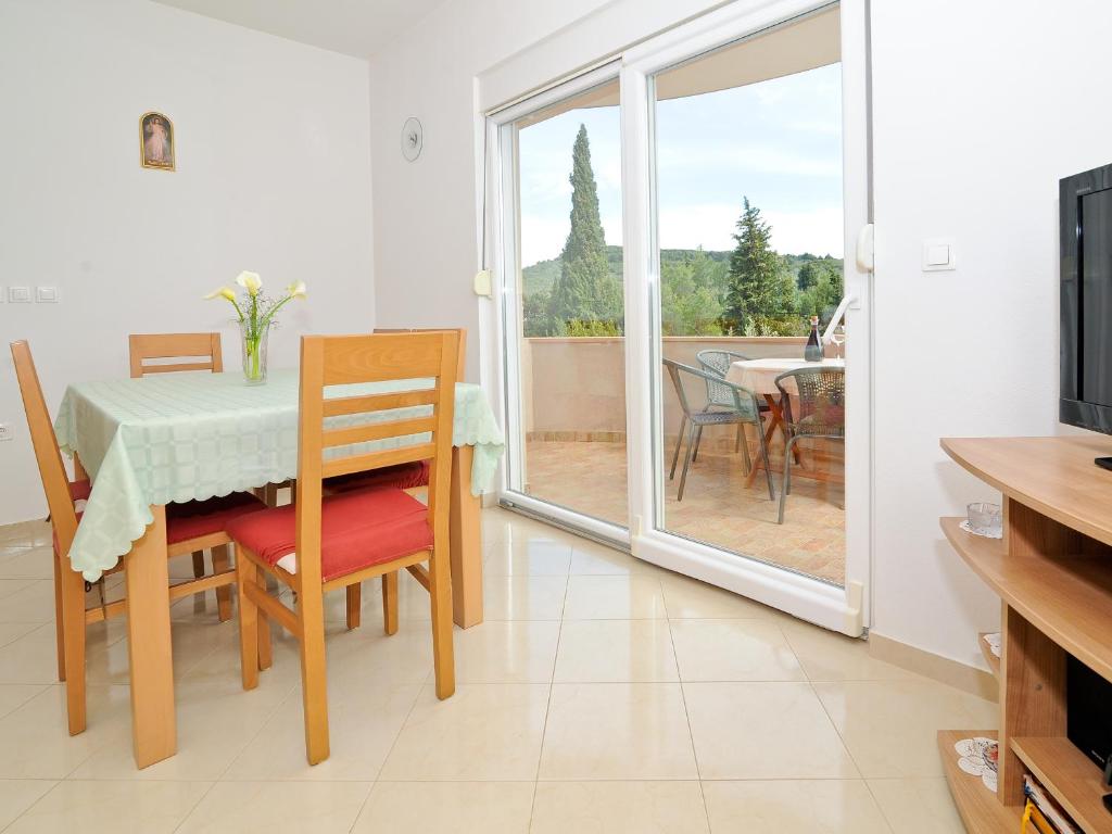 Telewizja i/lub zestaw kina domowego w obiekcie Apartments Vidov by the beach