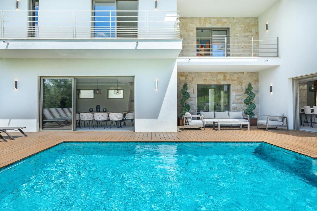 une piscine au milieu d'une maison dans l'établissement Villa Jylloue Modern 6 chambres , 2 minutes from royal golf club, à Mougins
