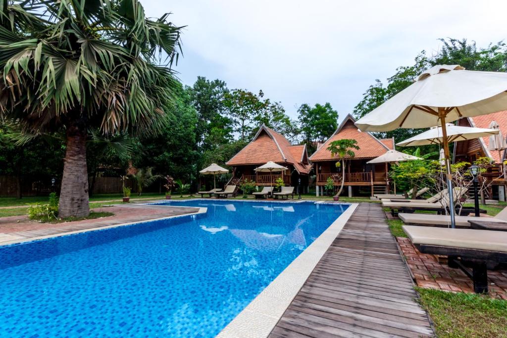 Het zwembad bij of vlak bij Angkor Heart Bungalow