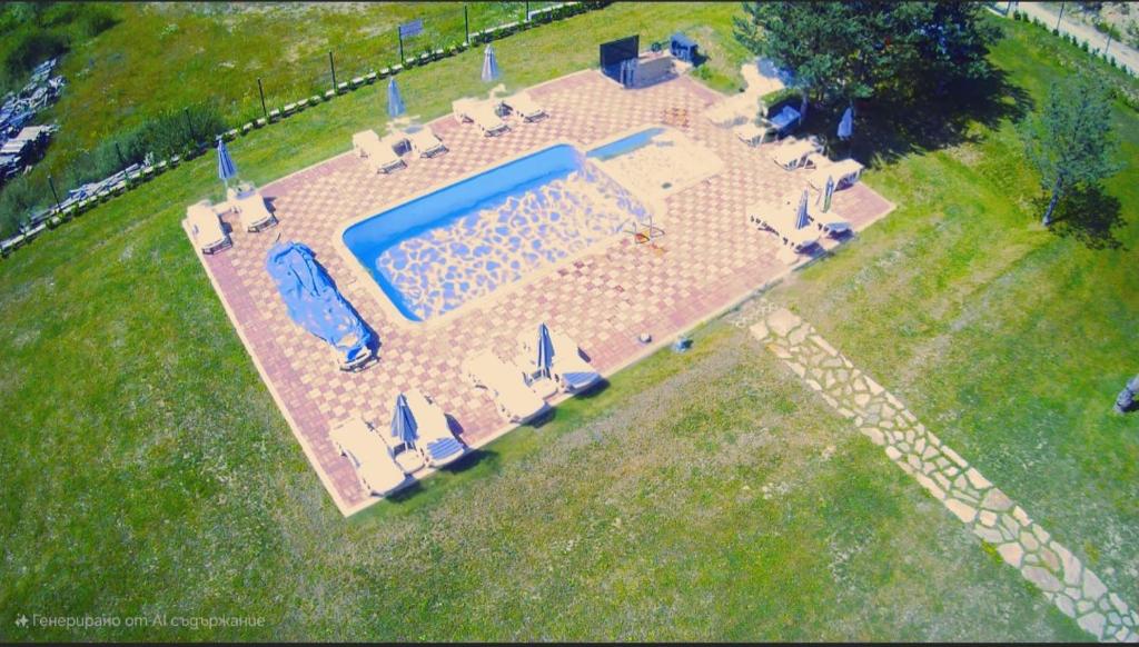 an overhead view of a swimming pool with chairs at Къщи за гости Илиеви , Цигов Чарк in Batak