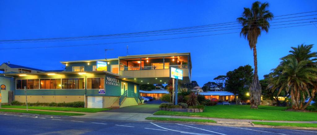 a large residential area with a large palm tree at Bermagui Motor Inn in Bermagui
