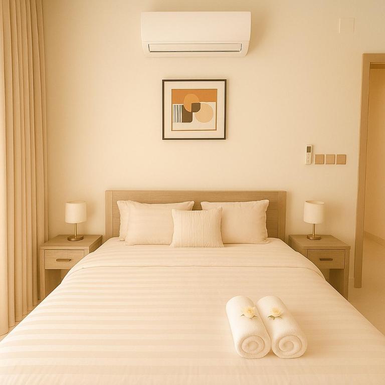 a bedroom with a bed with two towels on it at جونيور بإطلالة على الجبل in AlUla