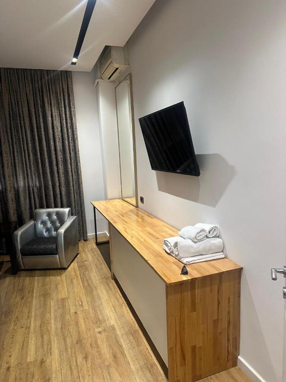 Una televisión o centro de entretenimiento en Aurelis Hotel