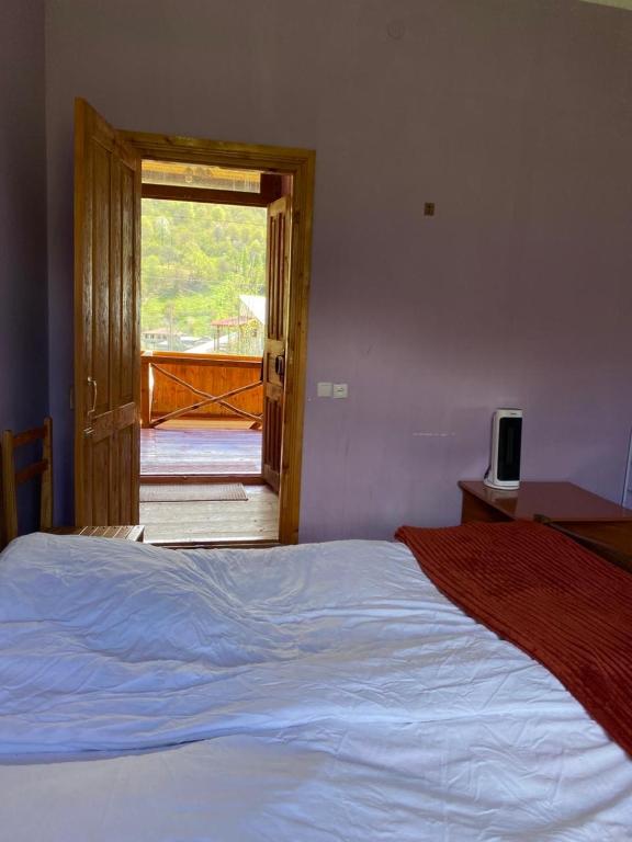 Postel nebo postele na pokoji v ubytování Lia Jamdeliani Guest House