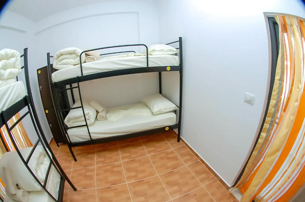 Postel nebo postele na pokoji v ubytování Saranda Poseidonas Hostel