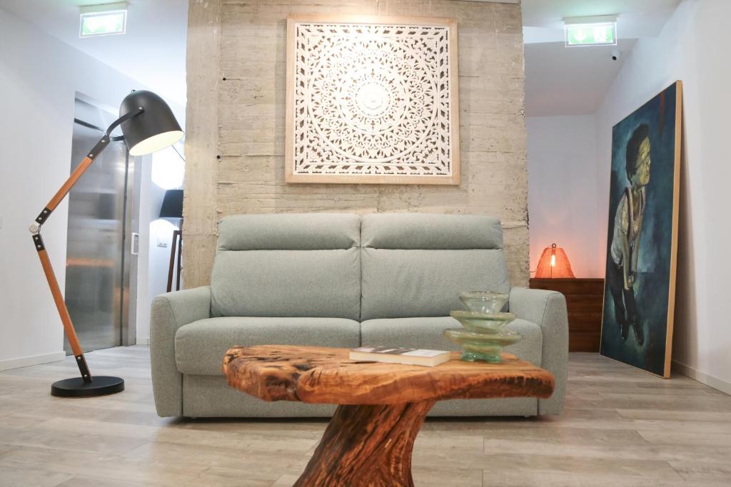 a living room with a couch and a table at Hostal Casa de Luna y Sol in Úbeda