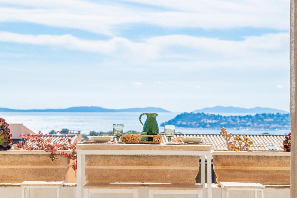 - une table sur un balcon avec vue sur l'océan dans l'établissement 10km St Tropez, Studio Cosy, à La Croix-Valmer