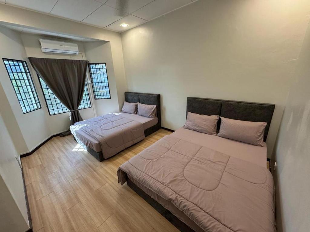 Un pat sau paturi într-o cameră la Mai Homestay Seksyen 7 Shah Alam