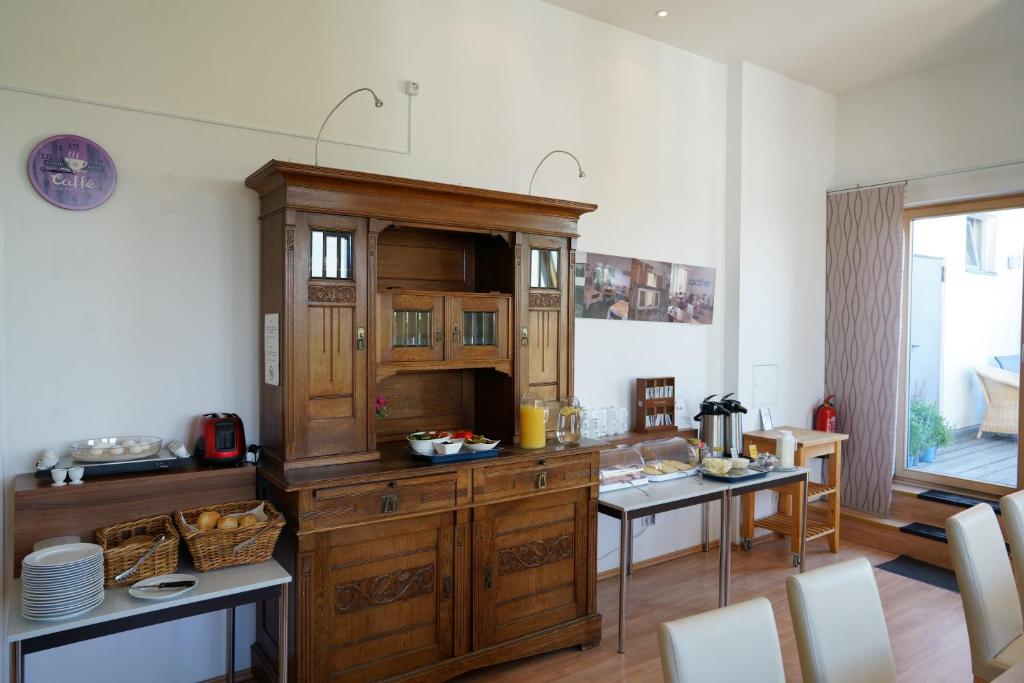 Kuchyň nebo kuchyňský kout v ubytování Hotel Ambert