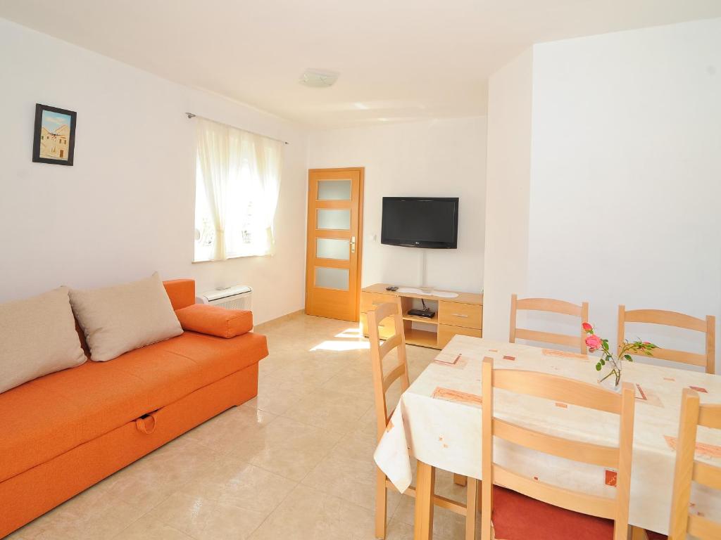 Telewizja i/lub zestaw kina domowego w obiekcie Apartments Vidov by the beach