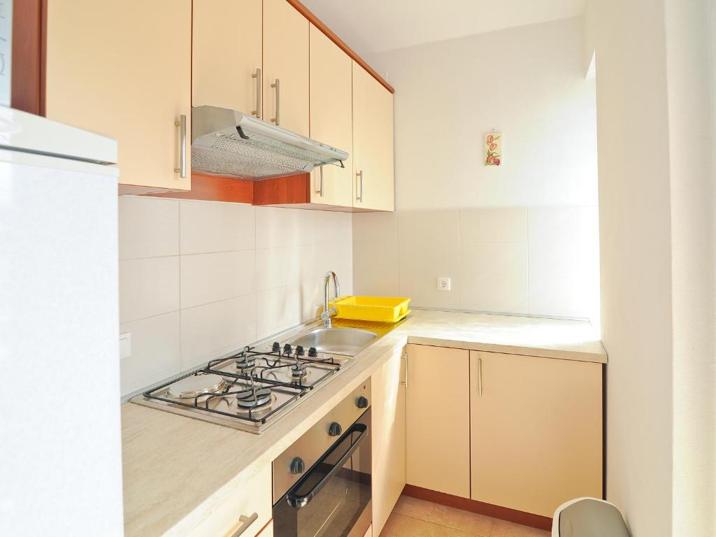 Kuchnia lub aneks kuchenny w obiekcie Apartments Vidov by the beach