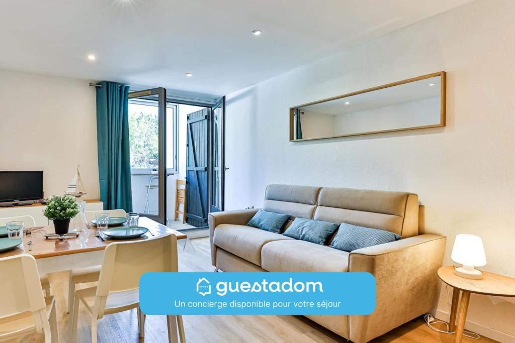 un salon avec un canapé et une table dans l'établissement Un Air de Vacances - À 2 pas de la mer, à Saint-Hilaire-de-Riez