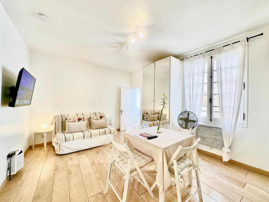 un salon avec une table, des chaises et un canapé dans l'établissement Èrsextius, IB, Aix-en-Provence, à Aix-en-Provence