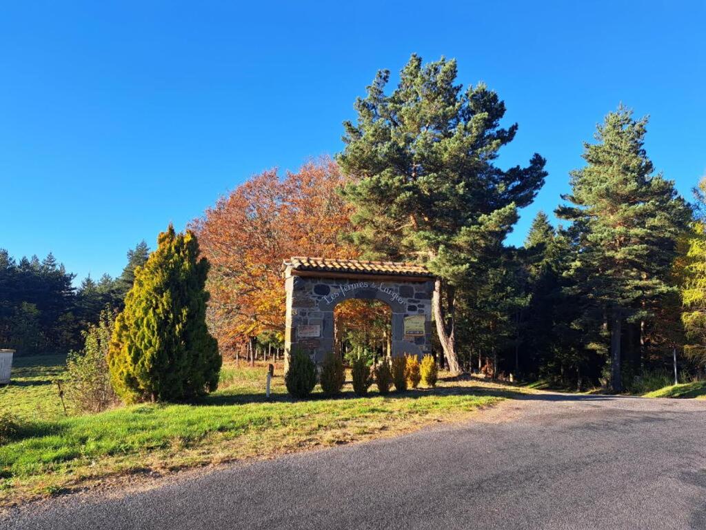 une arche sur le côté d'une route dans l'établissement La Clef des songes, à Chazeaux