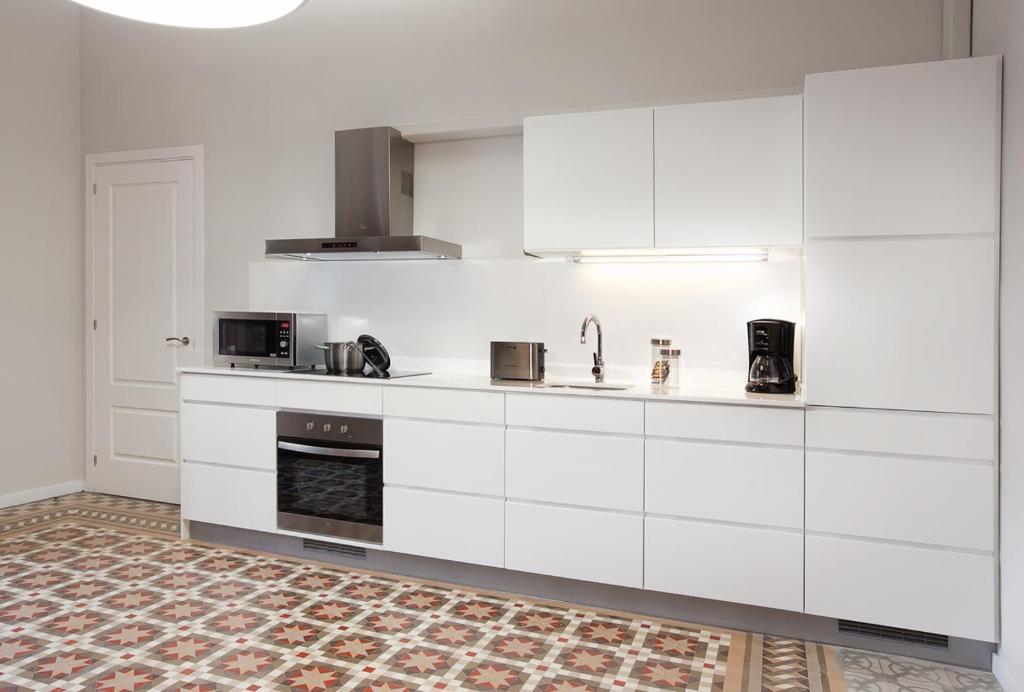 A kitchen or kitchenette at Rent Top Apartments Rambla Catalunya