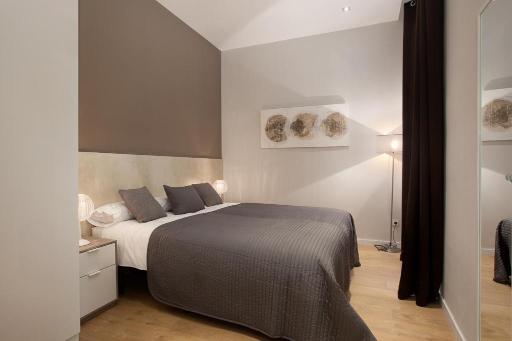 A bed or beds in a room at Rent Top Apartments Rambla Catalunya